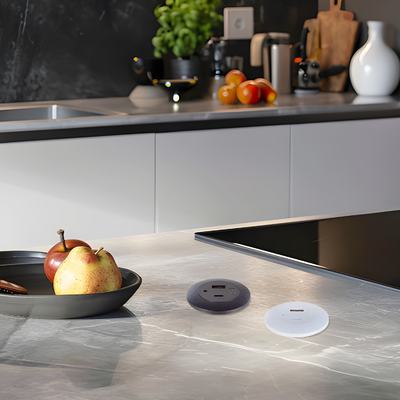 presa di corrente di plastica montata su tavolo con porte di ricarica USB A + C