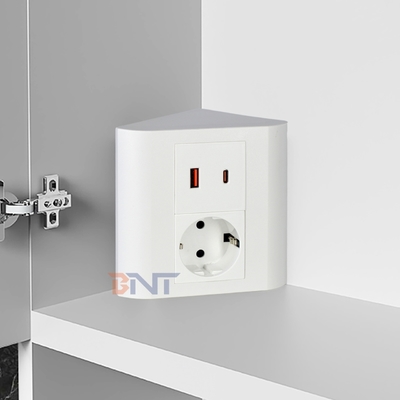 Socket portatile EU per ufficio e casa IP44 con porte di uscita USB A + C per più dispositivi