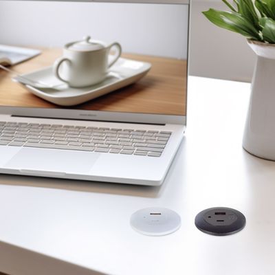 presa di corrente di plastica montata su tavolo con porte di ricarica USB A + C